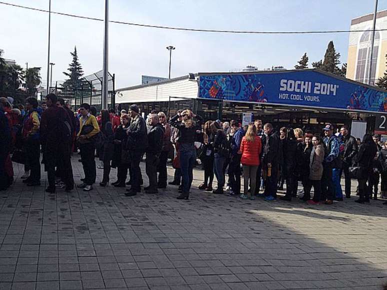 Russos formam filas para pegar o trem para o Parque Olímpico