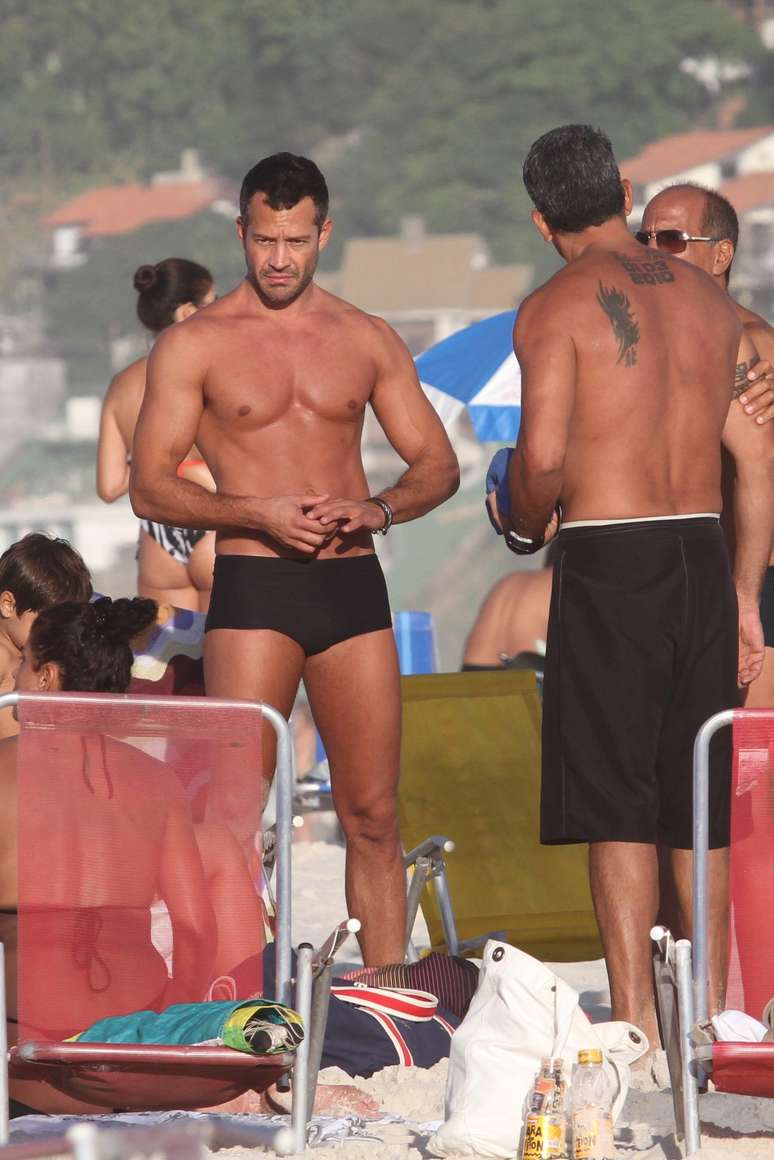 Malvino Salvador aproveitou a tarde deste sábado (22) na praia da Barra da Tijuca, no Rio, ao lado na namorada, Kyra Gracie
