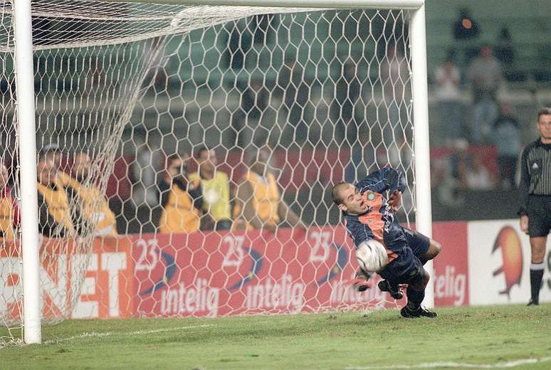 Marcos defende pênalti de Marcelinho na Libertadores de 2000