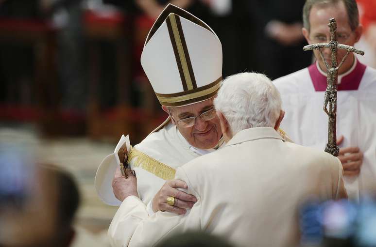 Papa Francisco abraça o papa emérito Bento XVI na Basílica de São Pedro