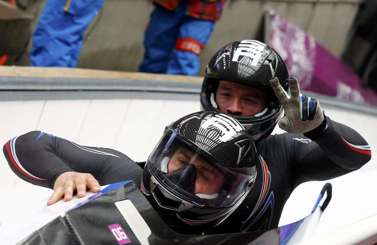 Dallas Robinson e Nick Cunningham fazem graça na competição do bobsled