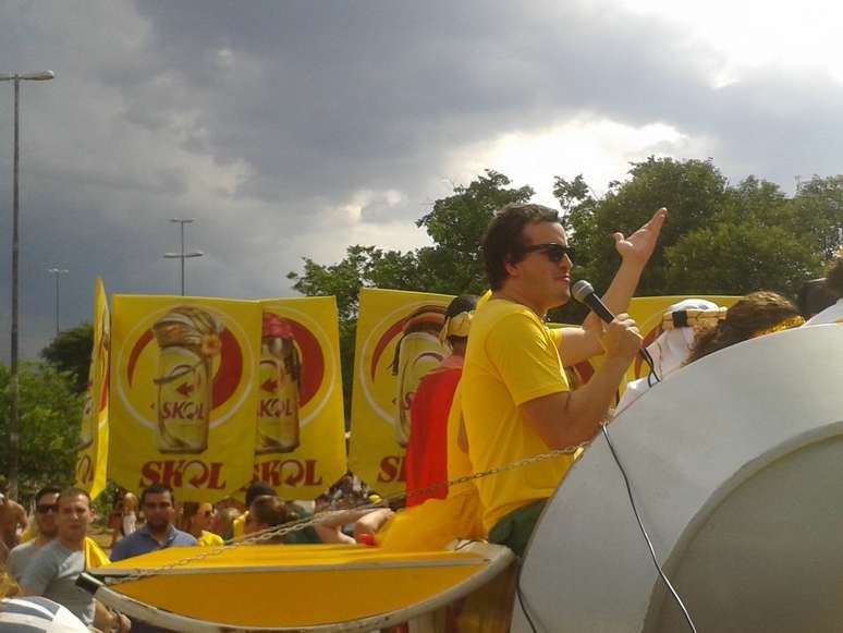 A bordo de uma cerveja gigante, o humorista Rafael Cortez puxou o Bloco Skol, que desfilou na tarde deste sábado, 22 de fevereiro, em São Paulo
