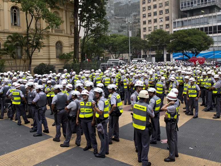 <p>Cerca de mil policiais foram deslocados para acompanhar novo protesto contra a Copa do Mundo</p>