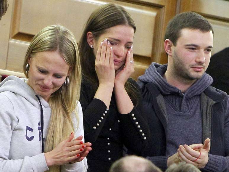 A filha de Tymoshenko, Yevguenia, chorou no Parlamento quando os deputados votaram pela libertação de sua mãe