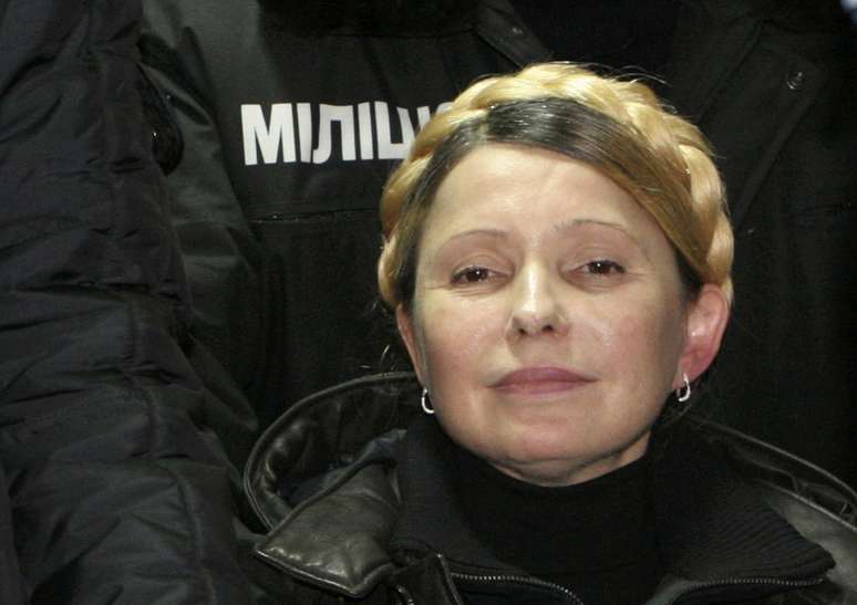 <p>Tymoshenko seguiu até a Praça da Independência para encontrar manifestantes após deixar a prisão</p>