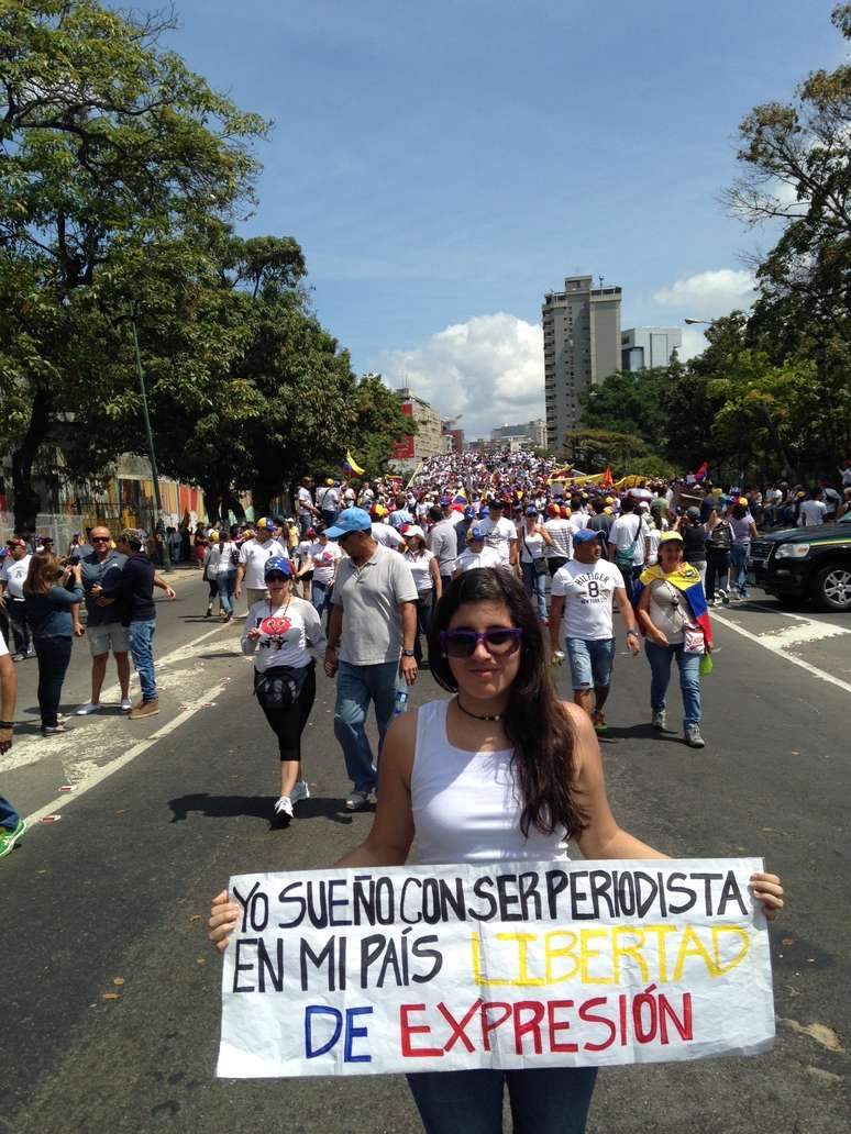 Maria Auxiliadora Rodriguez sonha em ser jornalista e foi à manifestação com a família para pedir a libertação dos estudantes presos e pelo direito de protestar