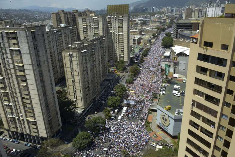 <p>Multid&atilde;o de manifestantes em novo protesto nas ruas de Caracas contra o governo do presidente Nicol&aacute;s Maduro</p>