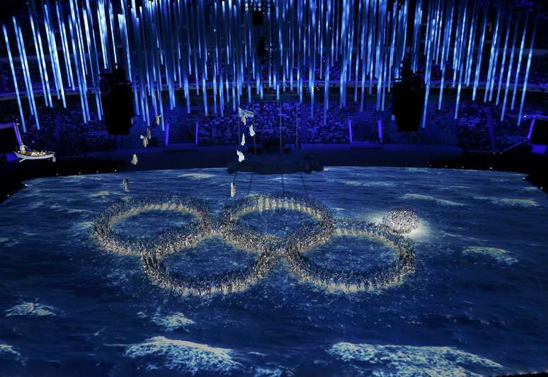 <p>Em clara brincadeira à falha na Cerimônia de Abertura, bailarinos deixaram fechado o quinto anel olímpico, antes de formá-lo</p>