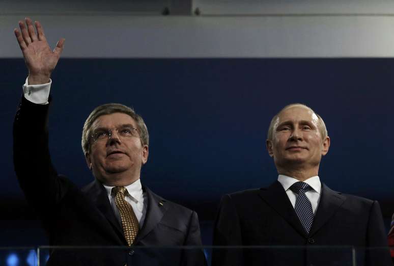 Presidente do COI, Thomas Bach aparece no Esádio Olímpico de Fisht ao lado de Vladimir Putin, presidente russo