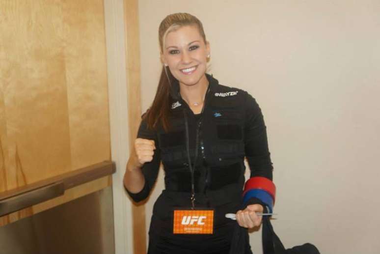 <p>Swayze Valentine foi a primeira mulher a trabalhar como cutman no UFC. Ela estreou em Las Vegas como profissional encarregada de prevenir e tratar os ferimentos dos atletas, mas também causou repercussão depois que o UFC divulgou sua foto no Instagram, chamando-a de "Rainha dos cortes"</p>