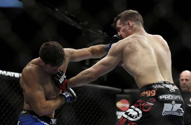 <p>Mão esquerda de Rory (dir.) toca Demian durante luta no UFC 170</p>