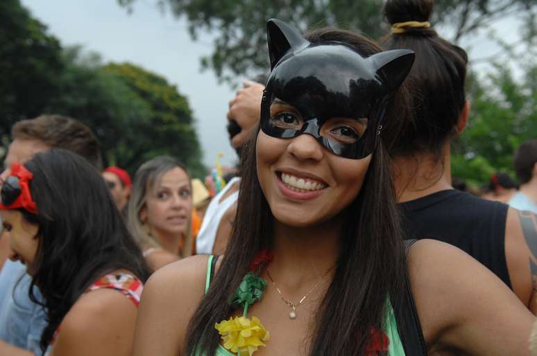 O desfile do bloco do Sargento Pimenta em São Paulo contou com presenças ilustres na tarde deste sábado (22). A mulher-gato foi só um dos super-heróis que apareceram na folia