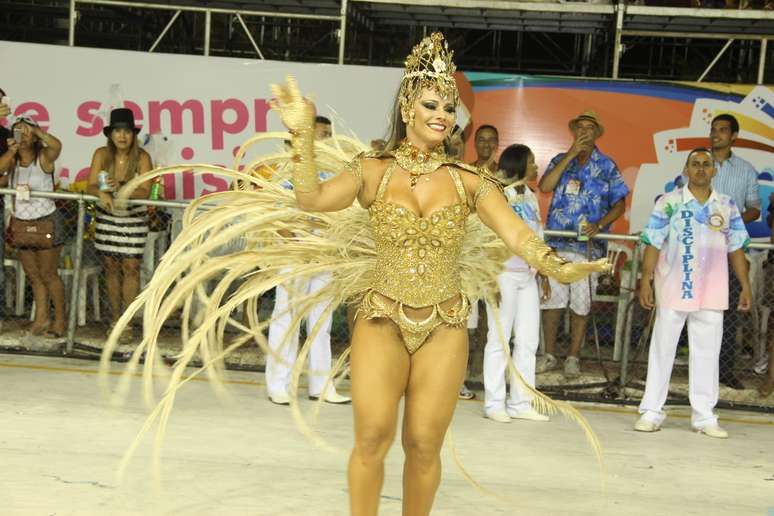 Viviane Araújo mostrou suas pernas torneadas durante o desfile da escola de samba Boa Vista, na noite desse sábado (22), em Vitória (ES)