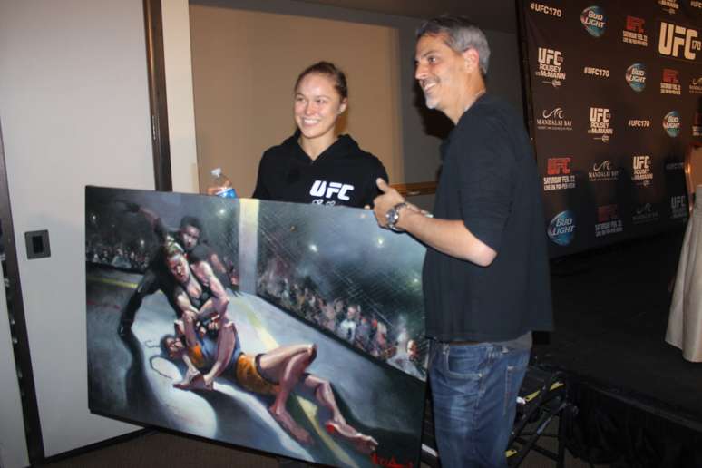 Ronda Rousey recebe prêmio de fã após vitória no UFC 170