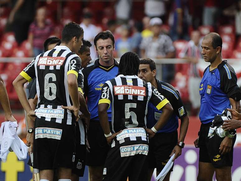 Jogadores do Santos reclamam após a arbitragem anular pênalti por conta de impedimento