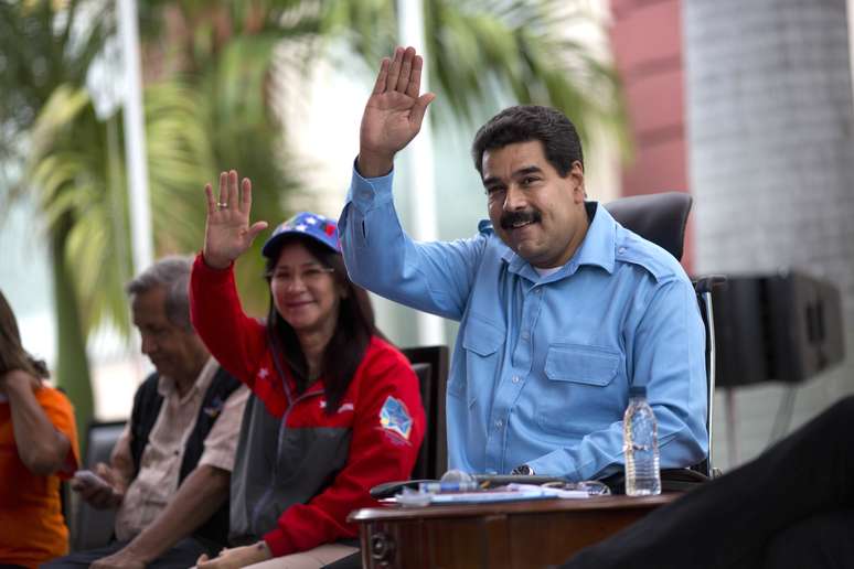 <p>Maduro&nbsp;acena &agrave; multid&atilde;o ao lado de sua esposa&nbsp;em dia de novo ato de apoio ao governo venezuelano</p>