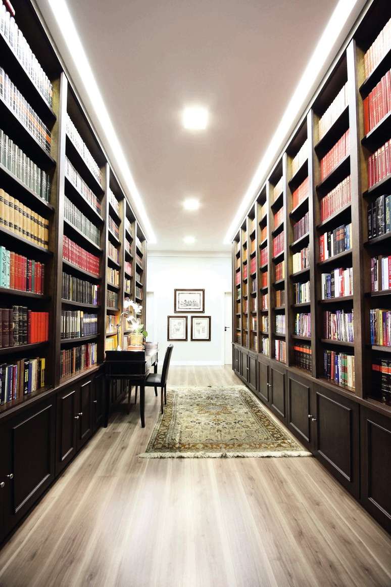 Neste escritório de advocacia não havia espaço para uma biblioteca. Mas, como o corredor era mais largo que o normal, foi usado para guardar as estantes de livros. O projeto é do arquiteto Lisandro Piloni. Informações: (11) 2985-0803