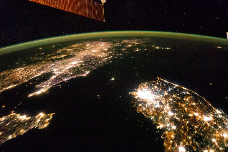 <p>Coreia do Norte (ao centro) aparece sob a escuridão entre a China (à esquerda) e a Coreia do Sul (à direita)</p>