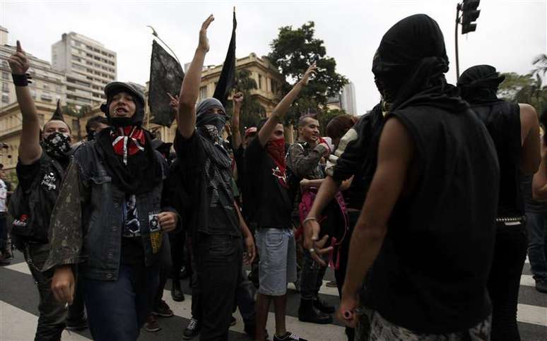 <p>Membros do grupo Black Bloc em uma manifestação contra a Copa do Mundo da Fifa, em fevereiro de 2014</p>