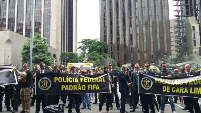 Agentes da PF fizeram um 'vuvuzelaço' em São Paulo em frente à Fiesp, na avenida Paulista, nesta segunda-feira