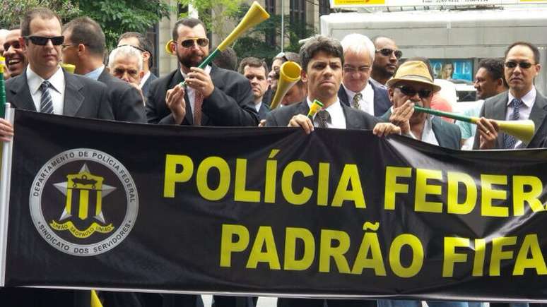 <p>Agentes da PF fizeram um &#39;vuvuzela&ccedil;o&#39; em S&atilde;o Paulo em frente &agrave; Fiesp, na avenida Paulista, no in&iacute;cio do ano</p>