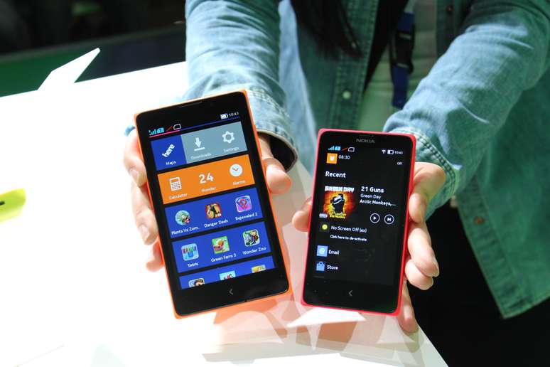 Nokia XL (esquerda) e Nokia X