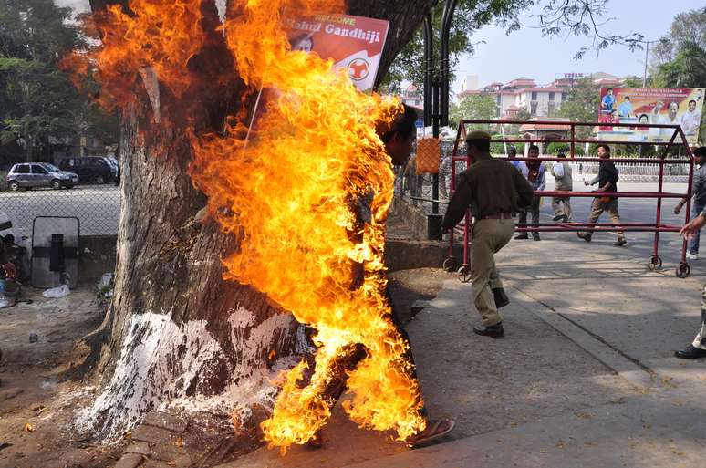 Pranab Boro, ativista indiano, morreu após colocar fogo no próprio corpo em protesto pelos direitos sobre a terra, em 24 de fevereiro de 2014