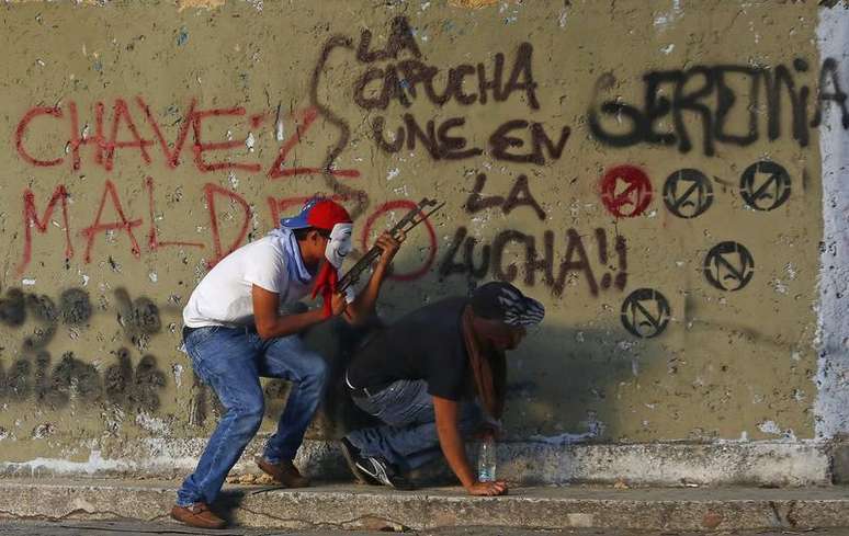 <p>Manifestantes confrontam a pol&iacute;cia durante um protesto contra o governo do presidente venezuelano Nicolas Maduro em Caracas</p>