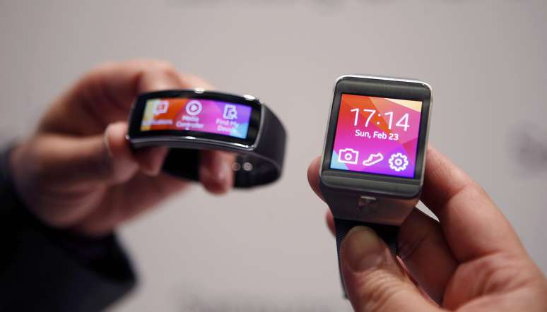 <p>A Samsung lançou novos modelos de smart watch na feira. O modelo à esquerda é o Gear Fit, à prova d´água e voltado para a prática de exercícios. O outro é o Gear 2, com câmera e funções básicas de notificações do celular.</p>