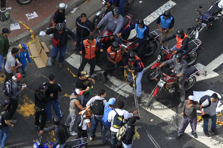 Motociclistas entram em confronto com estudantes que bloqueiam rua em Caracas