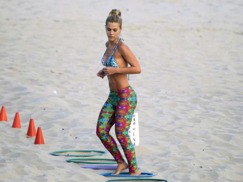 <p>Para malhar na praia, Carolina Dieckmann optou por um coque alto para espantar o calor</p>