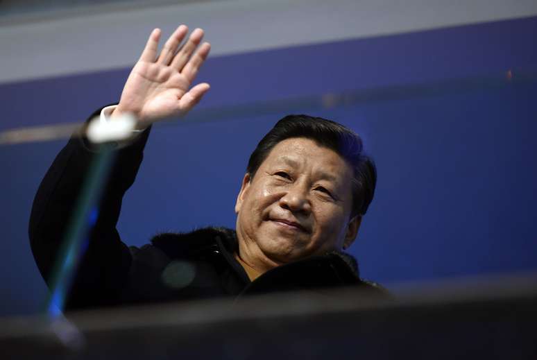 O presidente chinês, Xi Jinping, surpreendeu cidadãos ao visitar lojas e conversar com as pessoas na rua nesta terça-feira, o que foi bastante comentado nas redes sociais