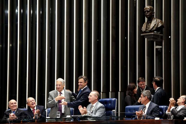 Aécio acompanhou FHC e lhe entregou medalha pelos 20 anos do Real