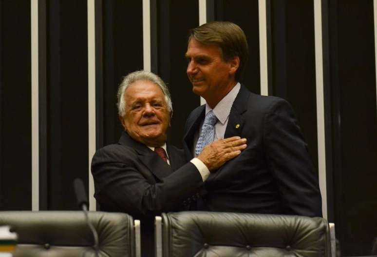 No caminho ao plenário, Moreira foi cumprimentado por funcionários que servem café a parlamentares e recebeu um abraço do deputado Jair Bolsonaro (PP-RJ) quando se dirigiu para assinar o termo de posse