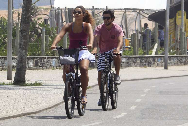 Juliana Alves curtiu a tarde desta terça-feira (25) ao lado do namorado, Guilherme Duarte. A atriz foi clicada vestindo uma minissaia, enquanto pedalava com o amado na orla da praia do Recreio, zona oeste do Rio de Janeiro, e depois tomava água de coco em um quiosque