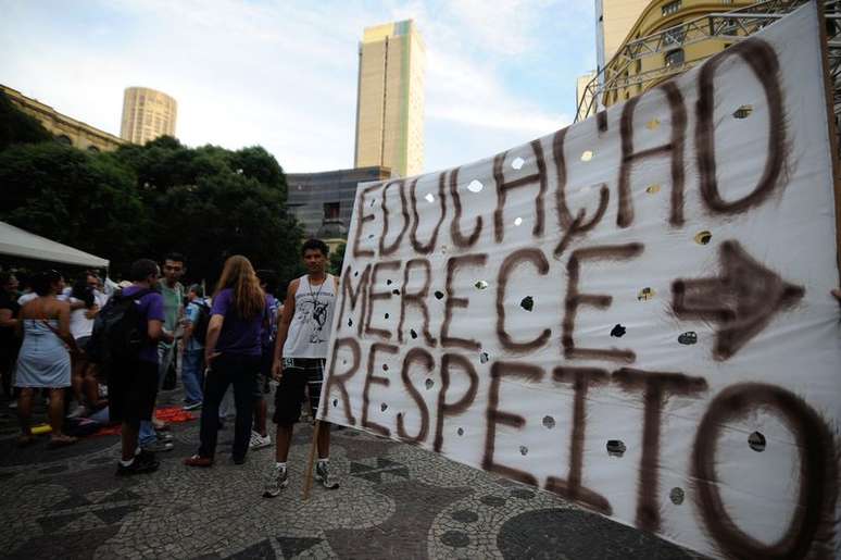 Professores do Estado e do município fizeram passeata no centro do Rio de Janeiro. O protesto faz parte da paralisação de 24 horas da categoria