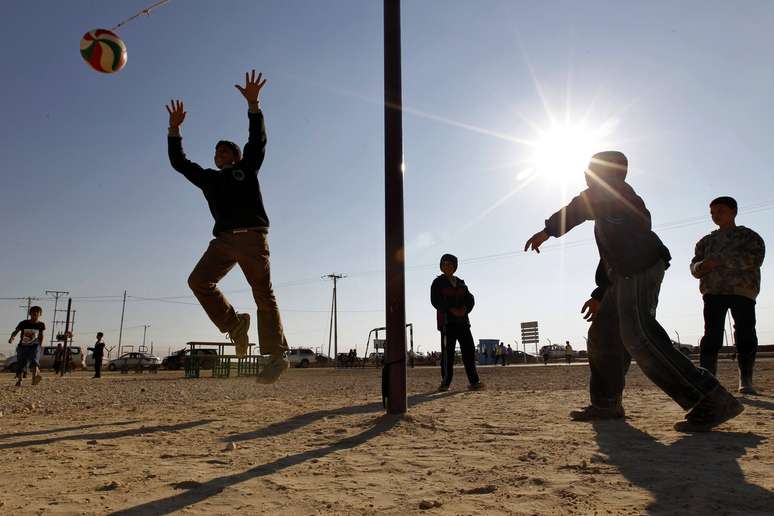 <p>Crianças refugiadas brincam em um centro da Unicef durante a visita da ativista adolescente Malala Yousafzaj ao campo de refugiados na cidade de Mafraq, próxima à Síria</p>