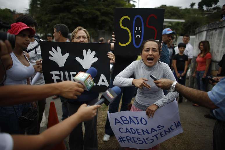 Manifestante grita perto da embaixana cubana em Caracas