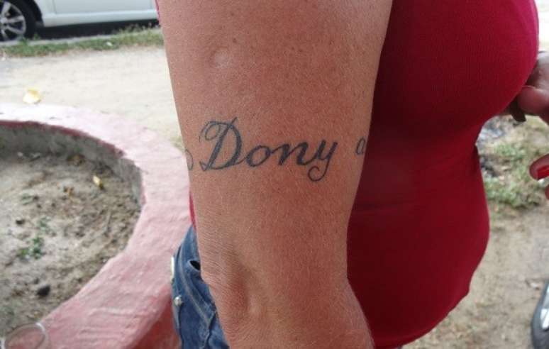 Vera tatuou o nome do filho, desaparecido ap&oacute;s cair numa emboscada de milicianos