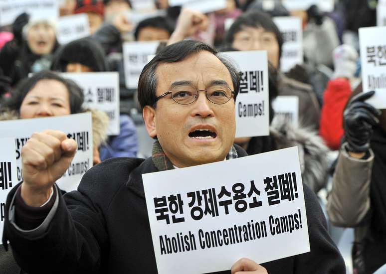 <p>Ativistas pedem a aboli&ccedil;&atilde;o dos campos de concentra&ccedil;&atilde;o na Coreia do Norte, em dezembro de 2011</p>