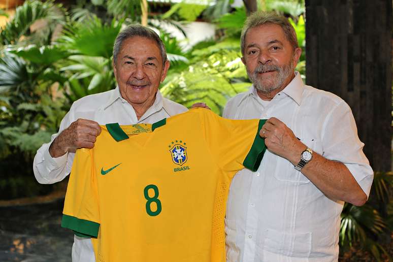 Lula presenteou o presidente cubano com uma camisa da Seleção Brasileira de Futebol