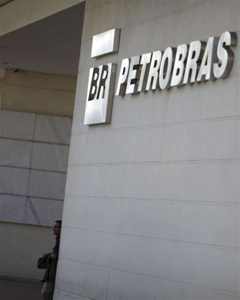 <p>Ações da Petrobras registraram queda de 4,91% após denúncias de ex-diretor</p>