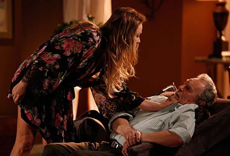 Shirley acorda o pai e descobre que ele andou bebendo