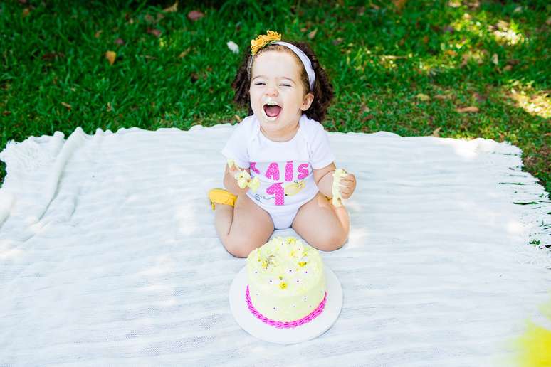 <p>O ensaio Smash The Cake está famoso entre as mamães que querem fotos diferentes dos filhos. Nessa sessão de fotos tudo pode acontecer. Os bebês ficam livres para brincar com o bolo e se lambuzar. O resultado são fotos lindas, com muitos sorrisos e caretinhas </p>