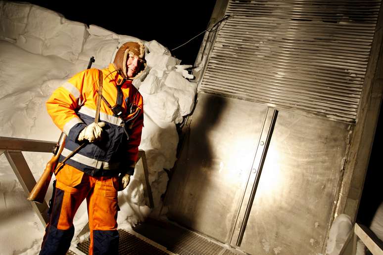 Segurança fica próximo de uma das portas de entrada para o bunker no Ártico