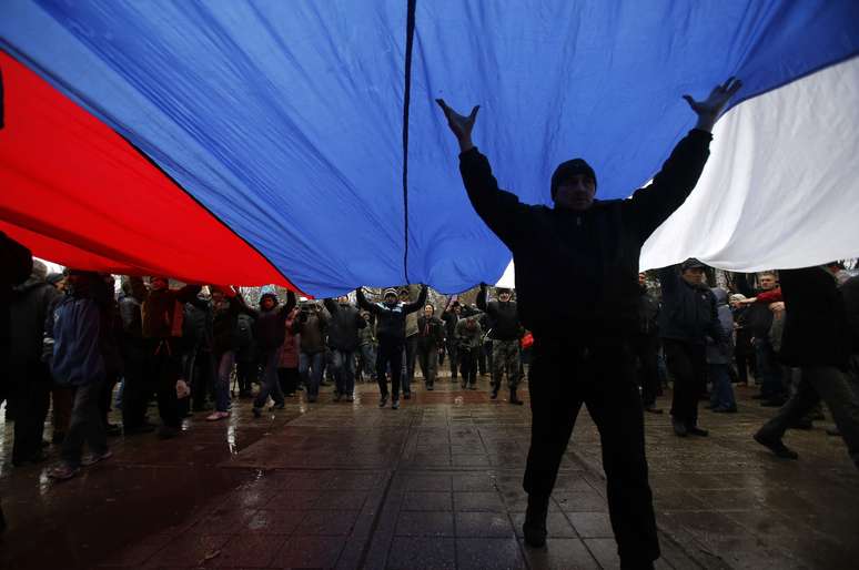  Manifestantes pró-Rússia participam de marcha durante protesto em frente ao prédio do governo da Crimeia. De acordo com o Ministro do Interior ucraniano, a polícia está em alerta máximo depois que dezenas de manifestantes invadiram o edifício do Parlamento de Simferopol
