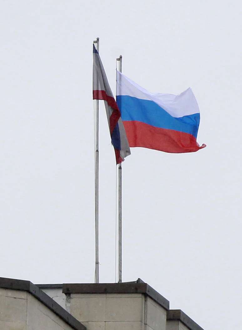 Homens armados invadiram o edifício do governo e do parlamento da Ucrânia na península da Crimeia nesta quinta e hastearam uma bandeira russa o que parece demonstrar a discordância com o atual governo