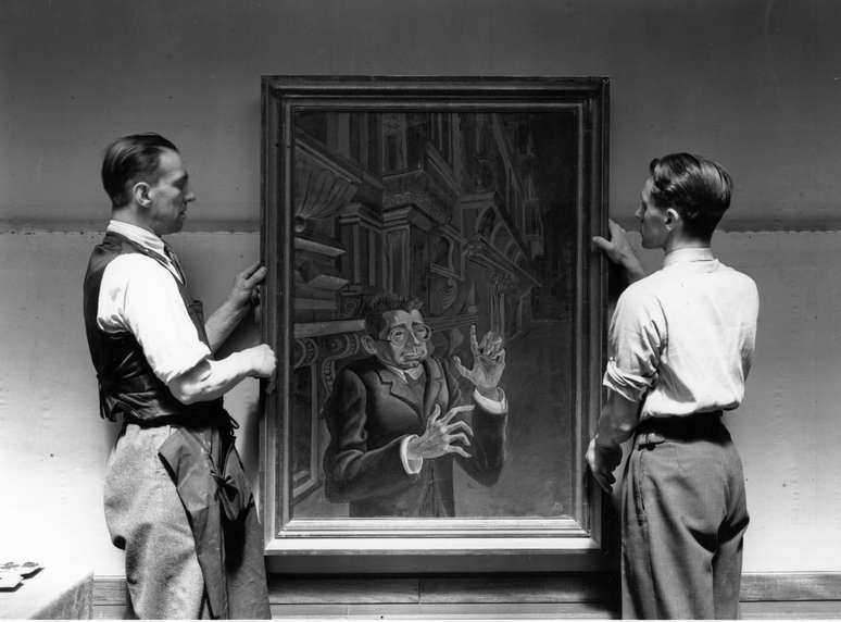 Retrato de Myarski, por Otto Dix, em fotografia durante montagem de exposição em londres em 1928