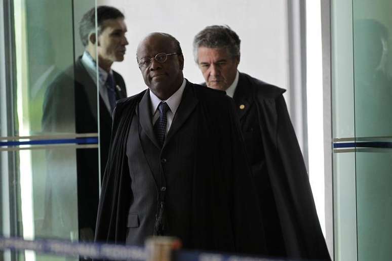 <p>O presidente do STF, Joaquim Barbosa, chega para presidir uma sessão sobre o mensalão em Brasília</p>