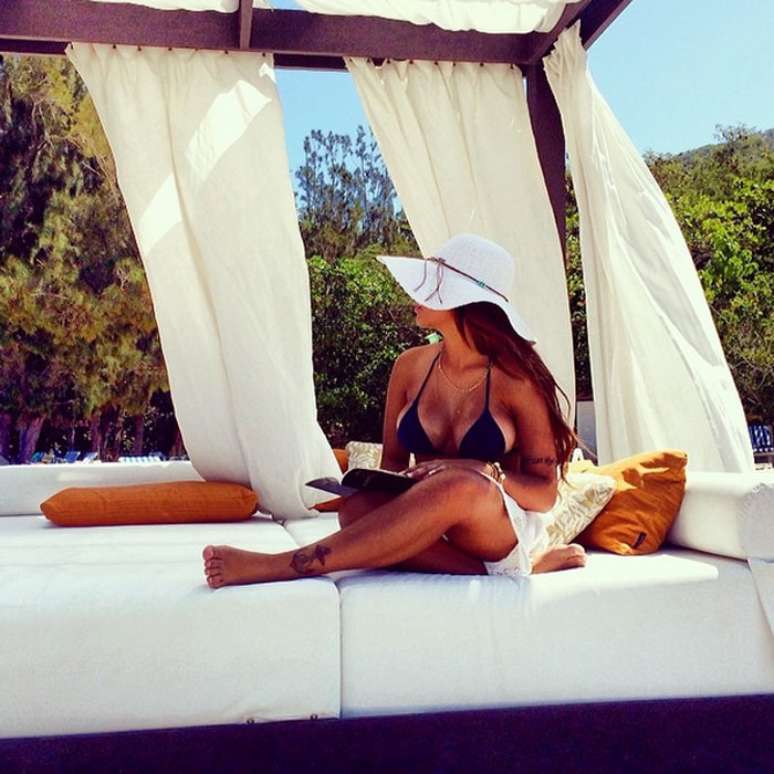 <p>Durante f&eacute;rias em Labadee, no Haiti, Rafaella Santos publicou foto em que aparece usando biqu&iacute;ni de cortininha preto e chap&eacute;u branco para se proteger do sol. Para completar o look ver&atilde;o, correntinha delicada e pulseiras. &quot;A&iacute; vem a vida e te vira do avesso s&oacute; para provar que a felicidade vem de dentro para fora&quot;, escreveu a irm&atilde; de Neymar na legenda da foto</p>